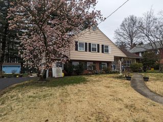 1020 Westwood Dr, Springfield, PA 19064