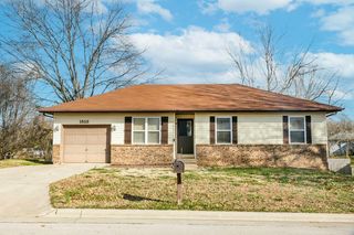 1513 W Meadow Avenue, Ozark, MO 65721