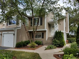 1981 Windsong Dr #34-2, Schaumburg, IL 60194