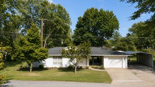 720 Sheridan Dr, Benton, IL 62812