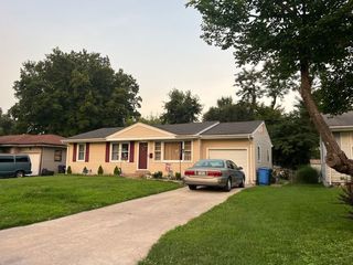 7 Norine Ct, Florissant, MO 63031