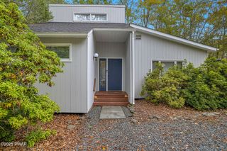 1045 Mountain Top Dr, Lake Ariel, PA 18436