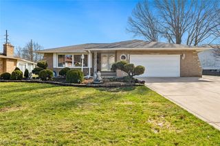6313 Gale Dr, Seven Hills, OH 44131