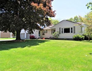 5 Bedford Dr, North Grafton, MA 01536