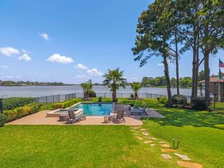 217 Lakeshore Dr, Seabrook, TX 77586