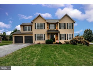421 Harmony Ln, Douglassville, PA 19518