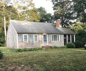 28 4th Ave, Hyannis, MA 02601