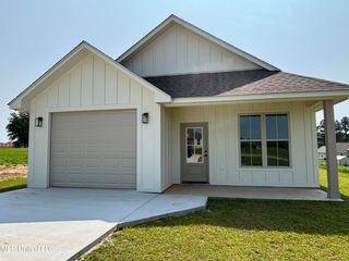 34 Governors Cir, Poplarville, MS 39470