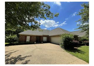 141 Creekside Dr, Canton, MS 39046