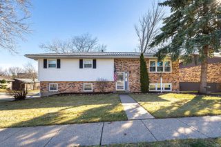 3838 Aurora St, Dubuque, IA 52002