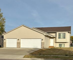 7604 S  Hughes Ave, Sioux Falls, SD 57108