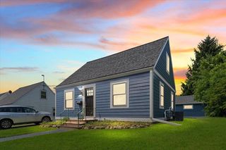 1136 N 8th AVENUE, West Bend, WI 53090