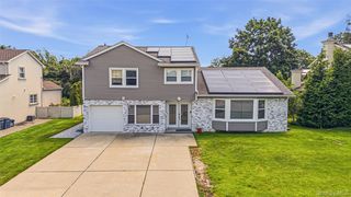 31 Sutton Hill Lane, New Hyde Park, NY 11040