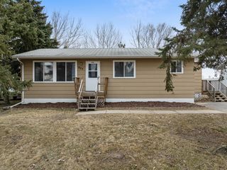 925 40th St SE, Minot, ND 58701