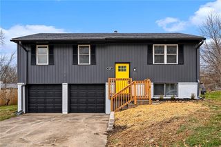 1207 Golfview Dr, Grain Valley, MO 64029