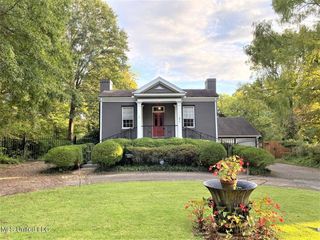 275 W  Chulahoma Ave, Holly Springs, MS 38635