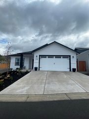 2586 Tiffin Way, Medford, OR 97504