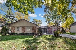 715 E  Valley Ln, Arlington Heights, IL 60004