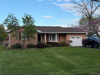 7227 Nickett Dr, North Tonawanda, NY 14120
