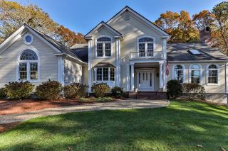 81 Clamshell Point Ln, Cotuit, MA 02635