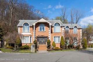 15 Laurie Ct, Staten Island, NY 10304