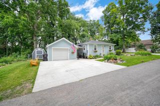 5575 Robinwood Ct, Manitou Beach, MI 49253