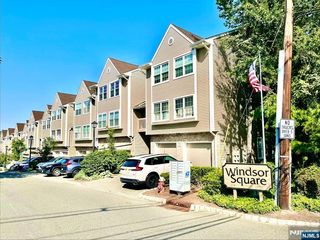 504 Windsor Dr #504, Palisades Park, NJ 07650