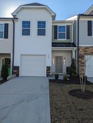 739 Ridge Cliff Ln, Zebulon, NC 27597