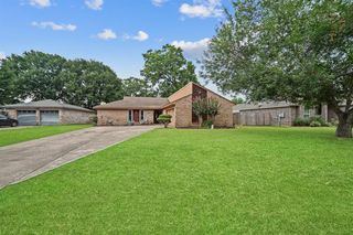 346 S Amherst Dr, West Columbia, TX 77486
