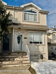 71 Pond St, Staten Island, NY 10309
