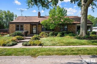 4306 34th Avenue Pl, Moline, IL 61265