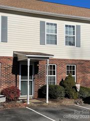 1527 20th Ave NE, Hickory, NC 28601