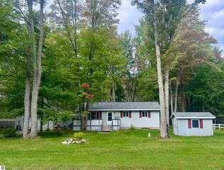 5721 Maple Dr SW, South Boardman, MI 49680