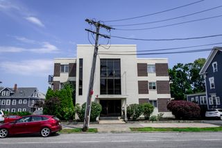245 Lafayette St #2D, Salem, MA 01970
