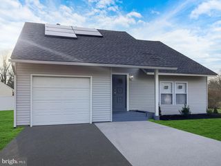 81 Eastmont Ln, Sicklerville, NJ 08081