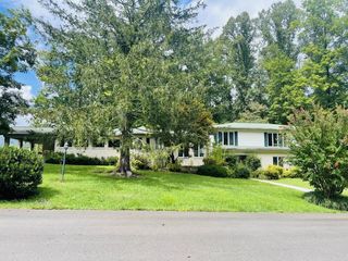 1315 Oakwood Cir, Big Stone Gap, VA 24219