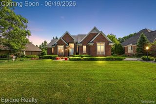 5675 Golf Pointe Dr, Clarkston, MI 48348
