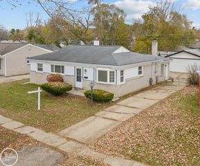 47414 Winthrop St, Shelby Township, MI 48317