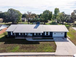 1911 College St, Gainesville, TX 76240
