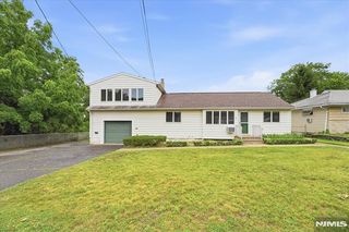5 Lexington Ave, Wallington, NJ 07057