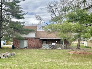 301C N  1st St NW, Clay City, IL 62824