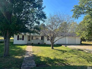 413 S  Clay St, Sesser, IL 62884