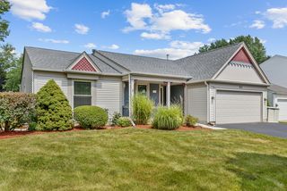 911 Royal Glen Ln, Carol Stream, IL 60188