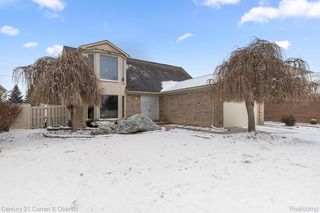 21736 N  Chipmunk Trl, Woodhaven, MI 48183