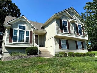 125 NW Whitlock Dr, Lees Summit, MO 64081