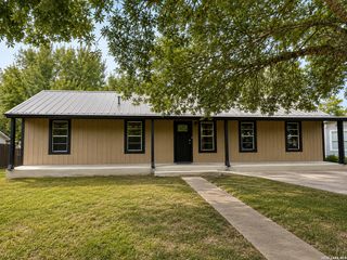 959 E IRELAND ST, Seguin, TX 78155