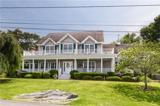 15 Roxbury Ave, Narragansett, RI 02882
