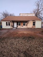 409 Russell Dr, Midwest City, OK 73110