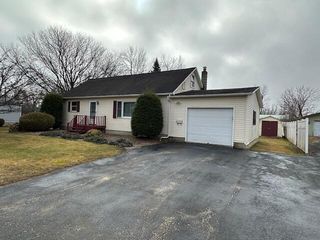 11 Pineview Dr, Rouses Pt, NY 12979