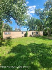 204 12th St SE, Hettinger, ND 58639